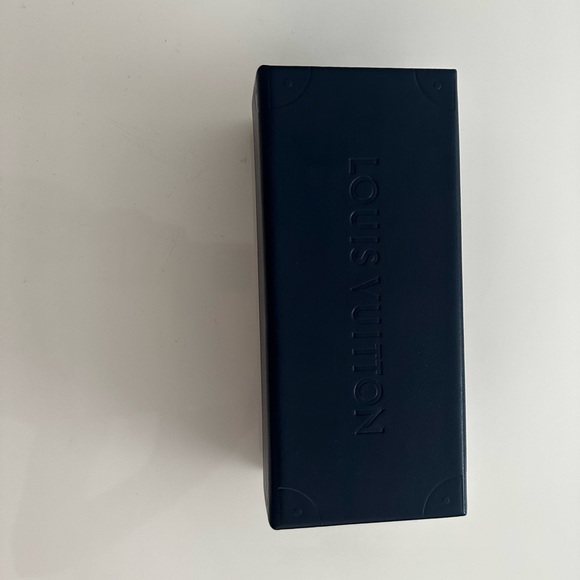 Louis Vuitton Sunglasses include box and dust bag - Picture 4 of 5